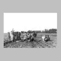 002-0004 Feldarbeit auf dem Hof Woelk-Schoel in Asslacken.jpg